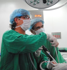 Dr. Gonzalez-Rivas and Dr. Ricardo Buitrago performing single port thoracoscopy at the National Cancer Institute