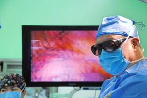 Dr. Jiang Gening performs dual port thoracoscopy using a 3D monitor