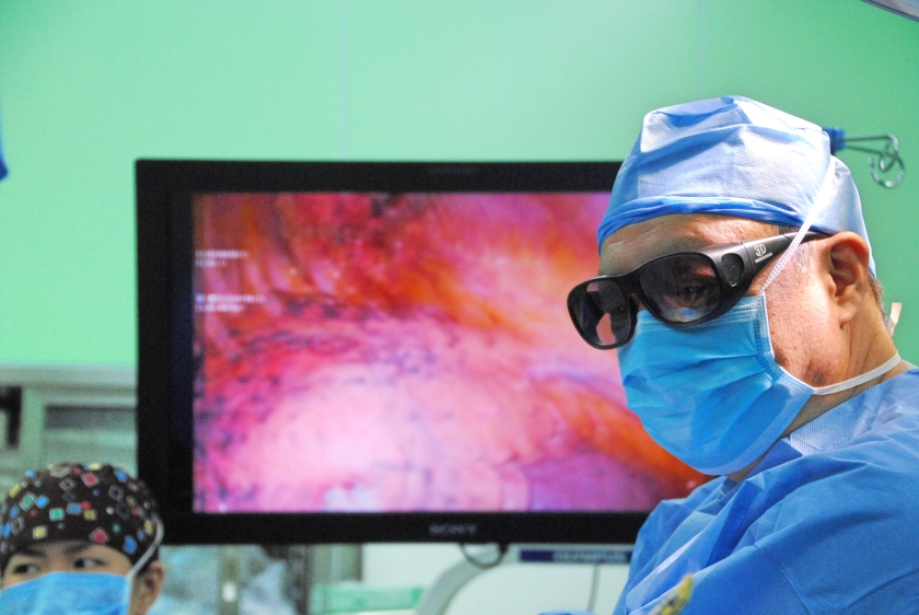 Dr. Jiang Gening (Shanghai Pulmonary Hospital) performs dual port thoracoscopy using a 3D monitor